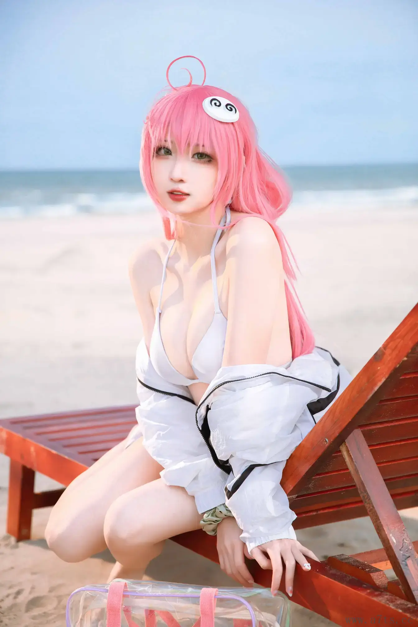 瓦斯塔亚小龙虾坐在海边