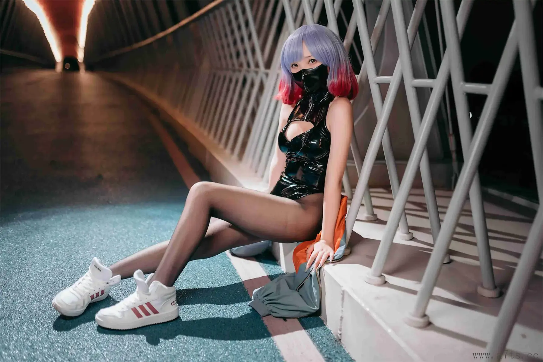 花铃坐在桥边拍照