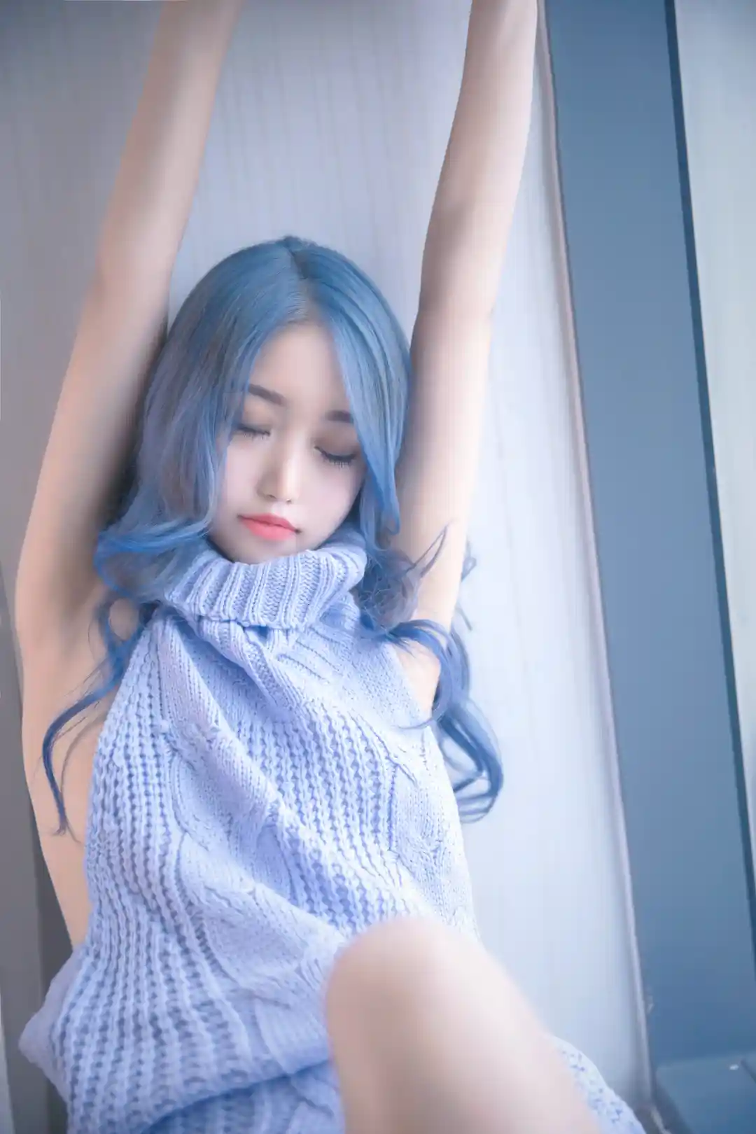 eloise软软穿着蓝色毛衣的图片