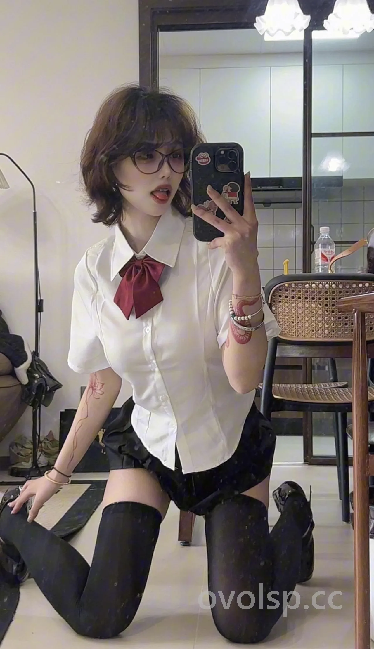 吞吞-全身舞蹈动作定格画面,展现成熟舞者的流畅舞姿